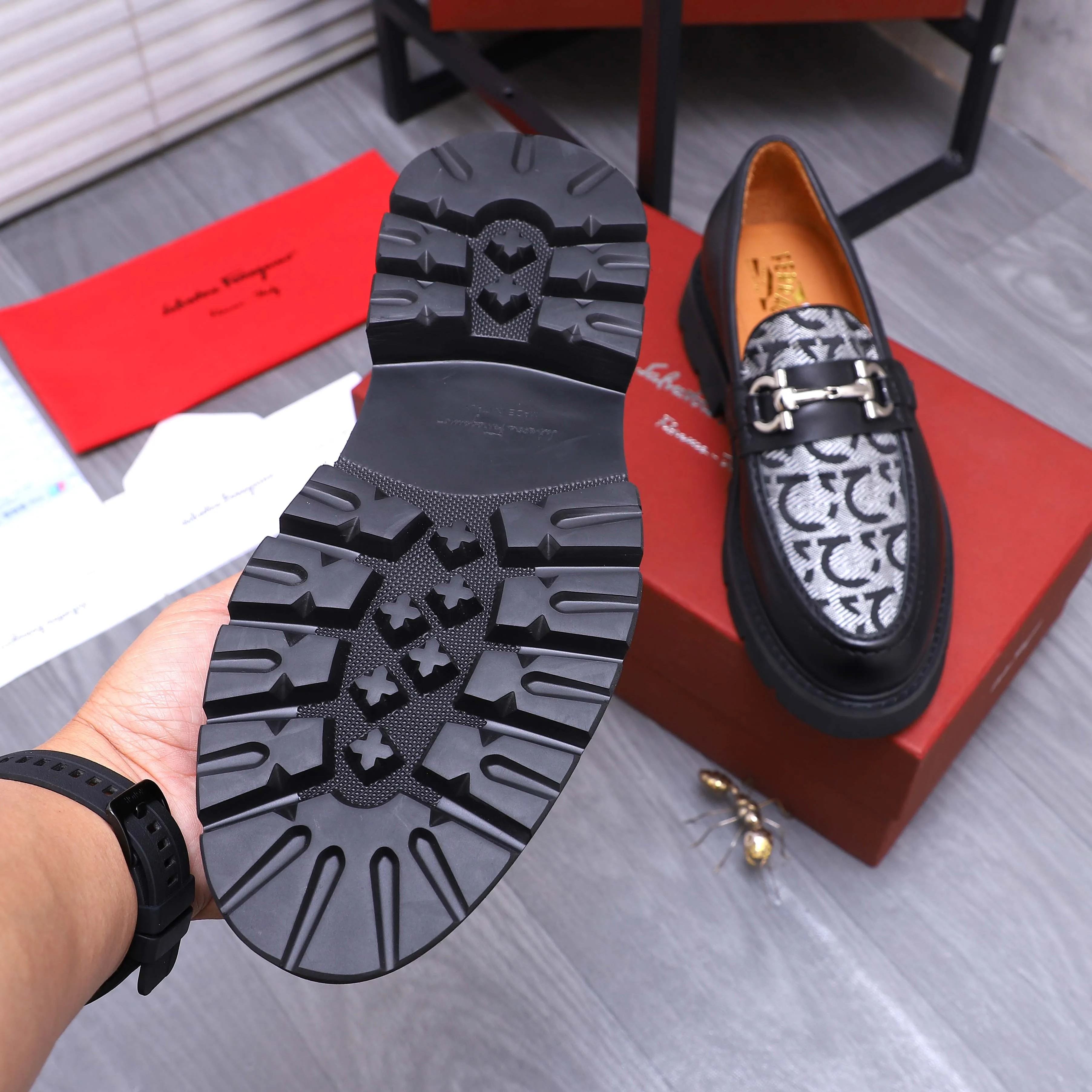 Men's shoes 💰680 Product trademark: Ferragamo " Ferragamo ] Business slip-on leather shoes Regular size: 39-44 (45 is custom-made and non-returnable) Product materials: Selected cowhide stitching woven upper, cowhide lining, original outsole